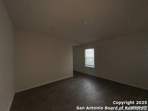 Foto del edificio - 324 Middle Grn Lp