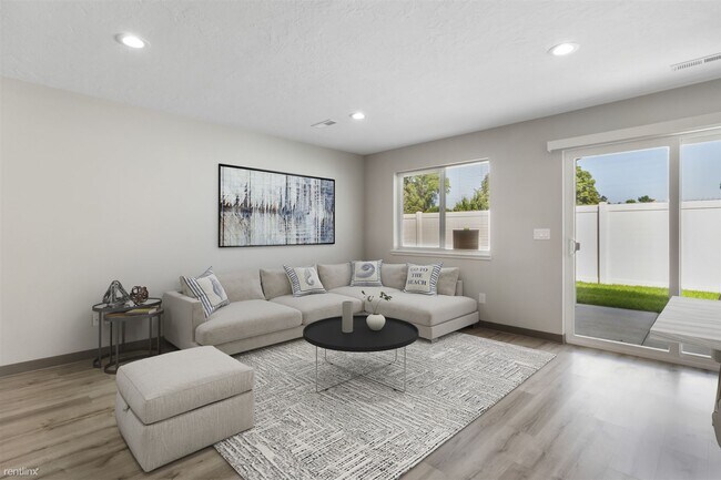 Foto del edificio - 3 br, 2 bath Duplex - 704 N Jones Ln