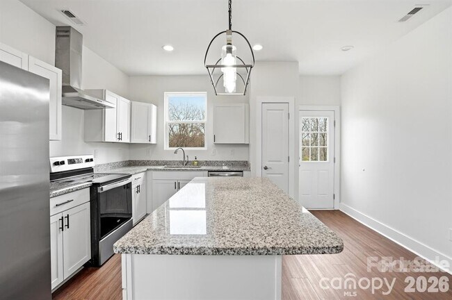 Foto del edificio - 102 Snyder Ct NE