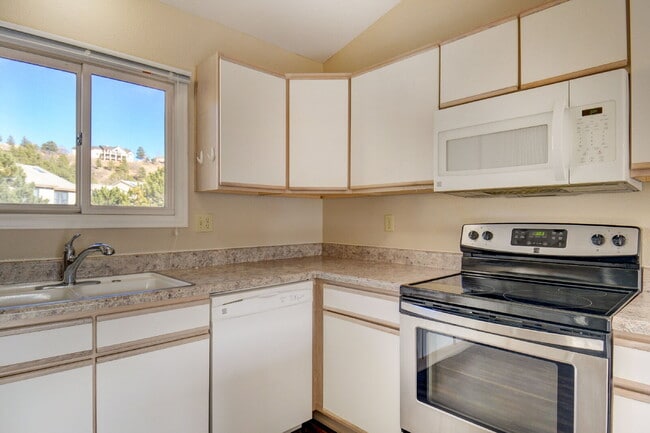 Building Photo - Updated 2-Bed Townhome in Ptarmigan Valley...
