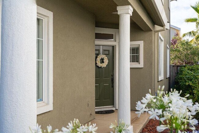 Foto del edificio - Stunning Updated Alameda Home w/ Backyard Deck & Custom Features