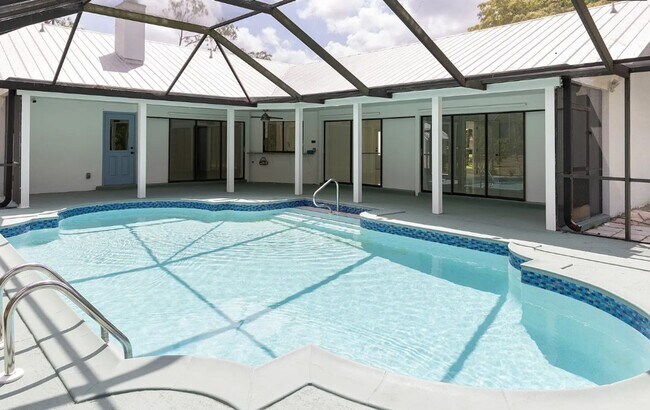 Building Photo - ***STUNNING POOL HOME***ANNUAL UNFURNISHED RENTAL***COMPLETELY REMODELED***NEAR DOWNTOWN NAPLES***