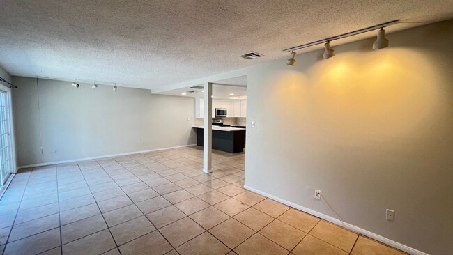 Building Photo - Lovely 3 Bed 2.5 Bath Townhome with 2 Car ...