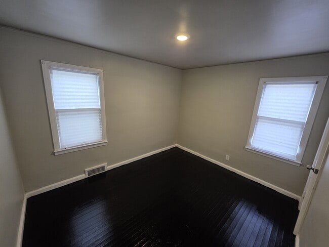 Building Photo - 15825 Fairmount Dr