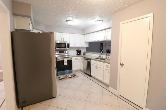 Building Photo - 23019 Good Dale Ln