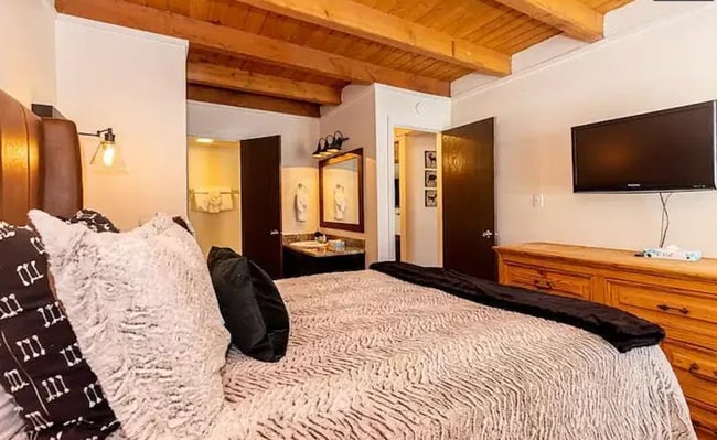 Building Photo - Silverthorne 2BR at Treehouse! Year lease!...