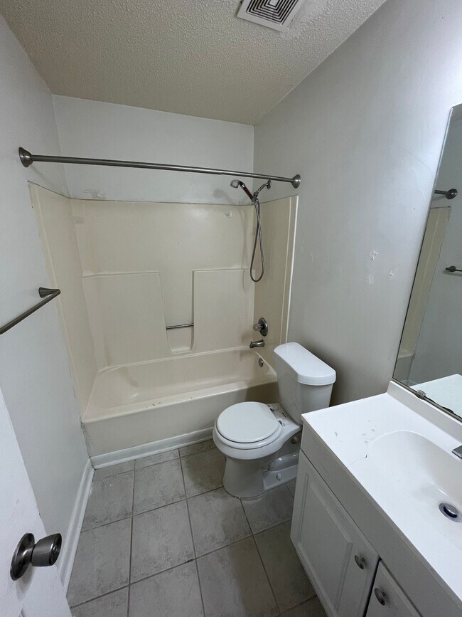 Building Photo - 4514 Bonnell Dr