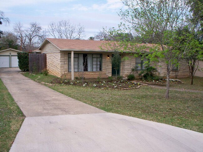 Building Photo - Charming Terrell Hills Cottage