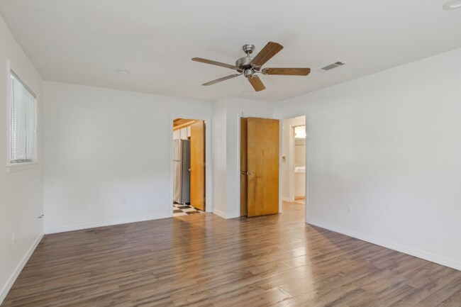 Foto del edificio - 734 Sherwood Dr