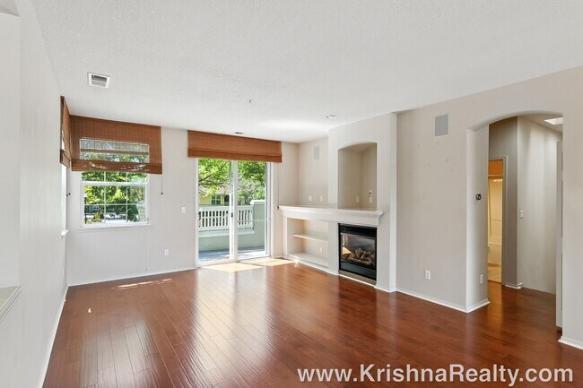 Foto del edificio - Spectacular 2 BD* 2BA* Townhome Located In...