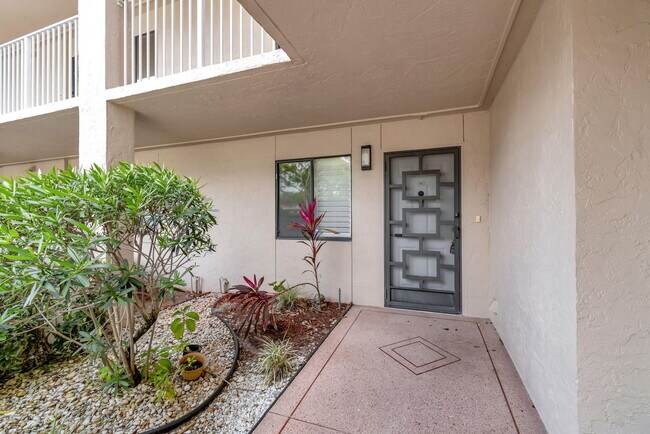 Foto del edificio - 6121 Pointe Regal Cir