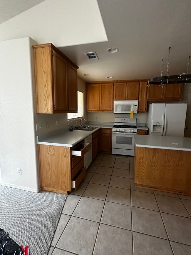 Building Photo - Newer Shandon Home