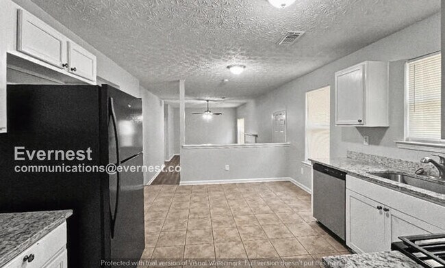 Building Photo - 3 Bed, 2 Bath Home with Fenced Yard & Garage / Pet-Friendly / Available Now!