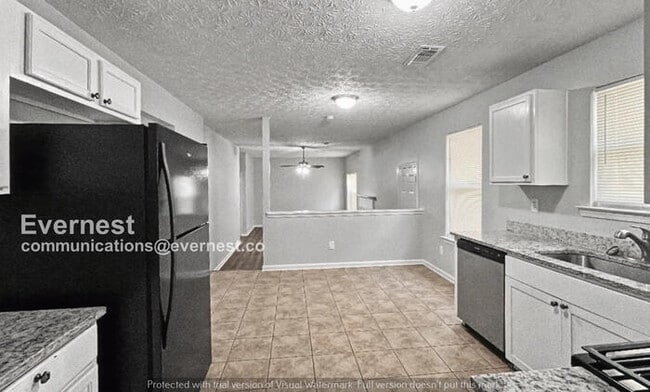 Foto del edificio - 3 Bed, 2 Bath Home with Fenced Yard & Garage / Pet-Friendly / Available Now!