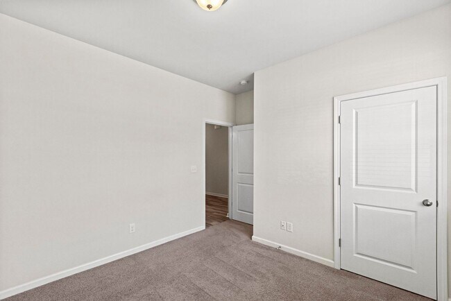 Building Photo - Holly Ridge Ranch Home available now!
