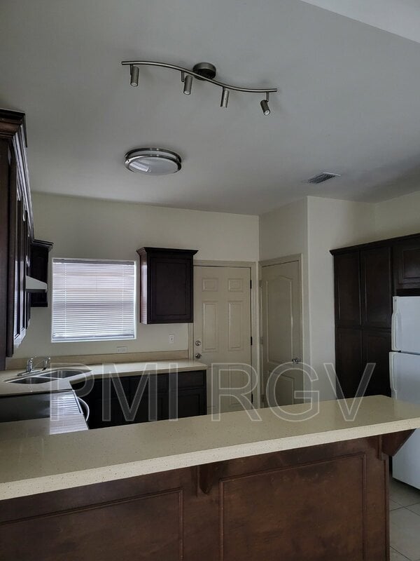 Building Photo - 407 Lotto Ln