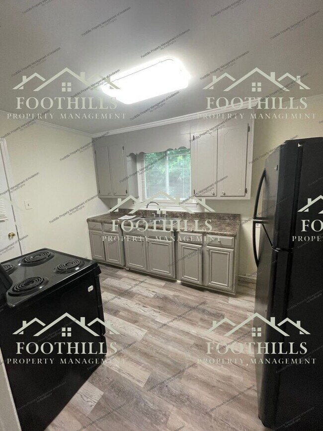 Foto del edificio - 2704 Whitehall Ave