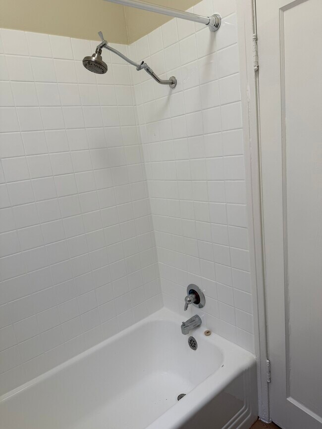 baño - 801 W Glenoaks Blvd
