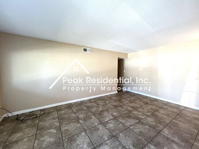 Foto del edificio - Wonderful 2bd/1ba Duplex with 1 Car Garage