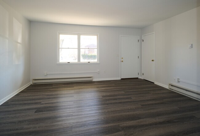 Foto del edificio - 327 Strouse Ave