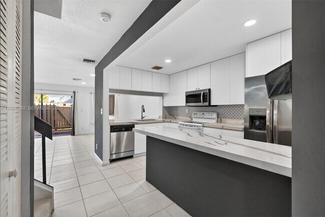 Foto del edificio - 5843 Woodlands Blvd