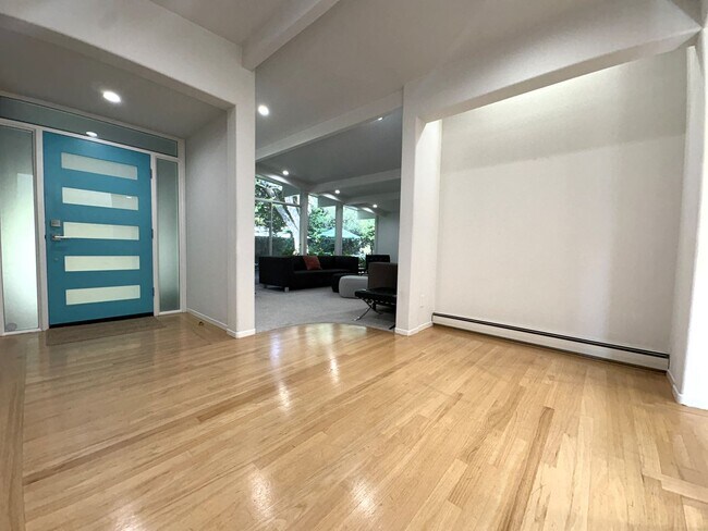 Foto del edificio - Eichler-Style Gem in Desirable Triple El N...