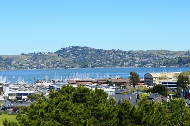 Building Photo - Beautifully Updated Condo with Bay View an...