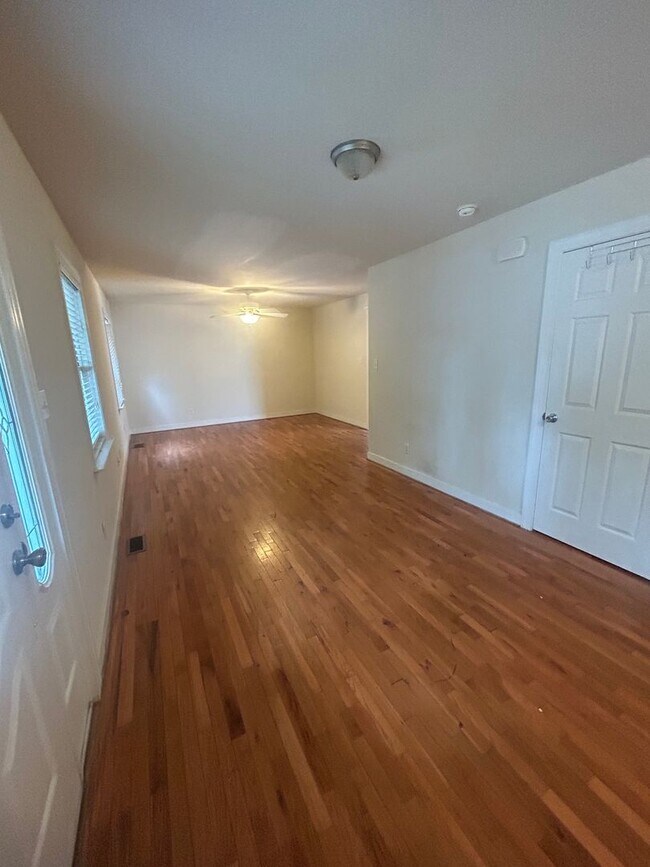 Building Photo - Roomy 3 Bedroom | 2.5 Bath Near VCU