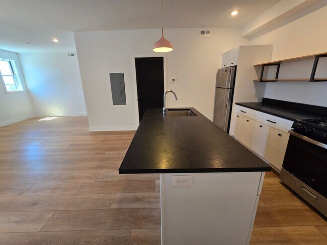 Foto del edificio - Modern Large 1 BED 1.5 BATH in Port Richmond!