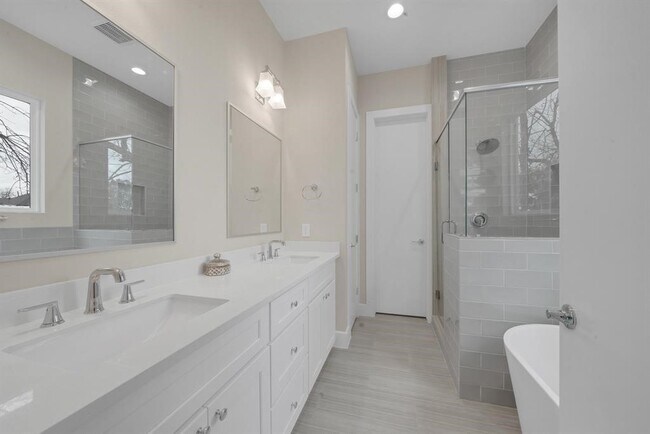 Foto del edificio - 5904 Gardendale Dr