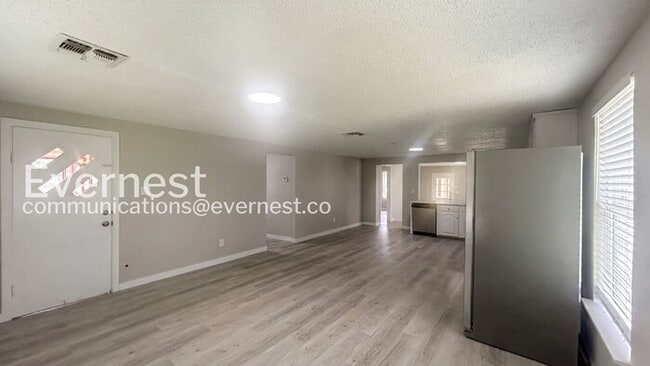 Building Photo - 3 Bed/2 Bath Home with Fenced Yard & Carport / Pet-Friendly / Available Now!