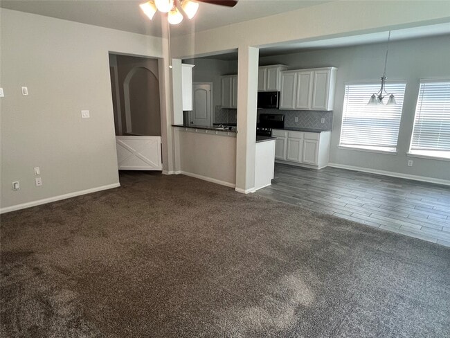 Building Photo - 303 Woodhaven Dr