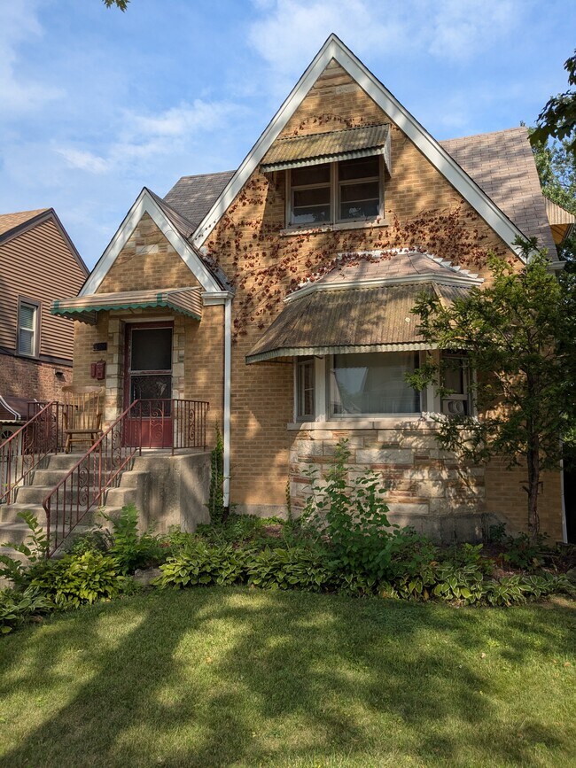 Foto del edificio - 2345 N Rutherford Ave