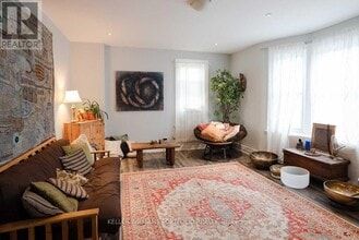 Building Photo - 2 Bloor St W