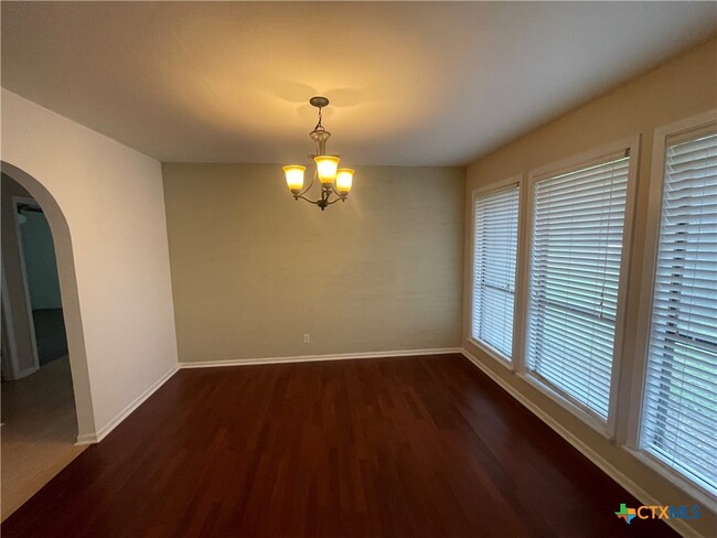 Building Photo - 218 Navajo Dr