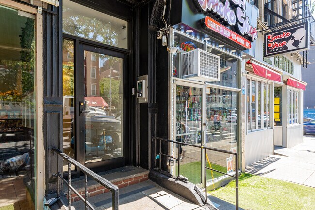 Entrada - 826 Ninth Ave