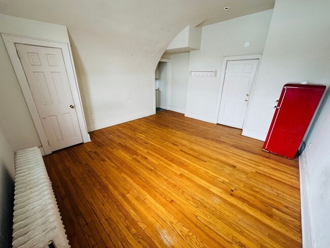Building Photo - STUDIO APARTMENT WITH HEAT INCLUDED AVAILABLE NOW!