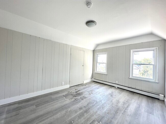 Building Photo - 44 Searing Ave