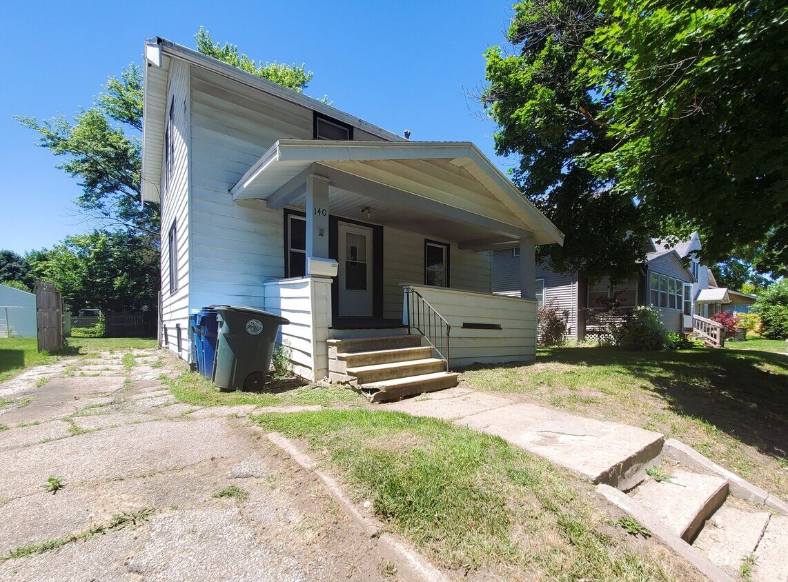 Primary Photo - FOR RENT- 140 Moir *pets ok with conditions*