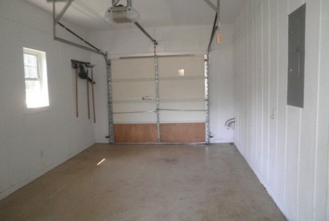 Building Photo - 824 Chambers Dr NE