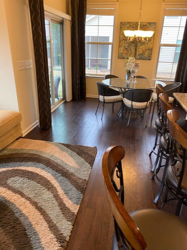 Foto del edificio - Beautiful 3 Bedroom, 2.5 bath with 2 Car G...