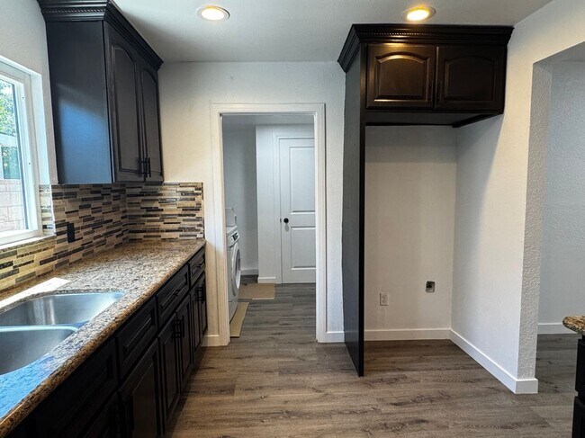 Foto del edificio - 4563 Bridgeview Ave