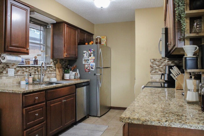 Building Photo - 2102 Meadowgrove Dr
