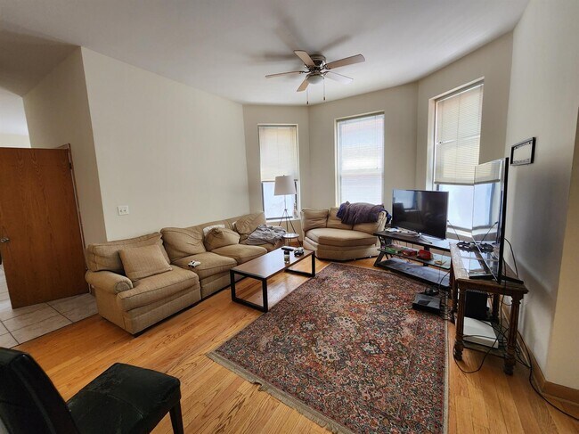 Building Photo - 1241 N Wolcott Ave