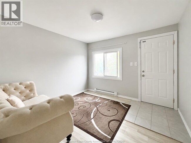 Building Photo - 902 Elsmere Ave