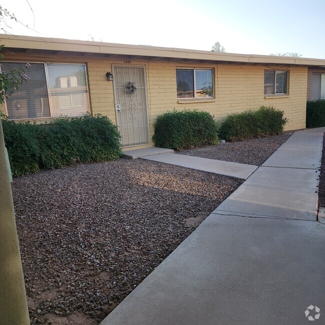 Building Photo - 3001 E Blacklidge Dr