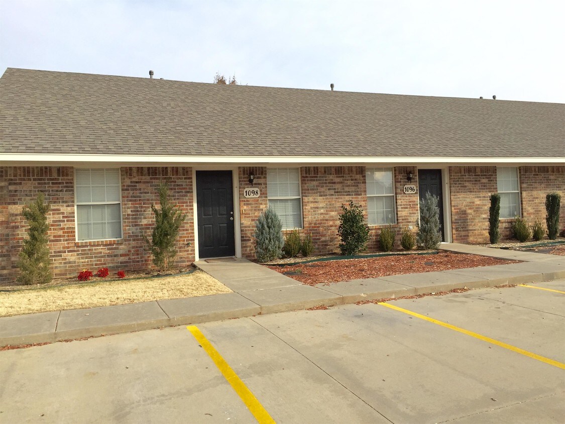 Primary Photo - 1100 Linda Ln