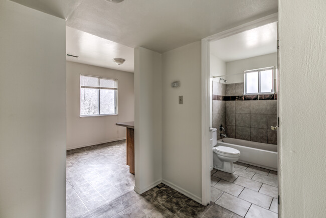 Hallway between kitchen & bathroom - 22 E Rock Creek Mnr