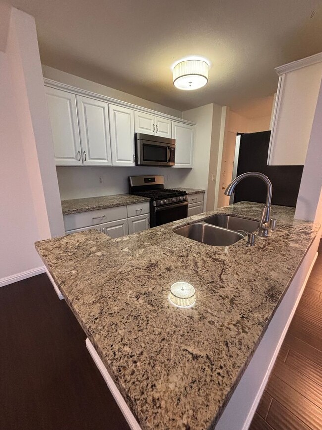 Building Photo - 1 bed 1 bath Condo for Rent in Mission Valley