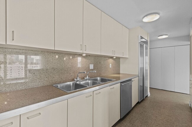 Building Photo - 2401 Bayshore Blvd